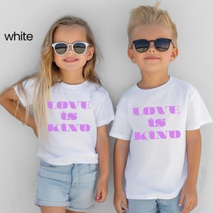Camiseta juvenil con colores cómodos "El amor es bondadoso", ideal para regalar, para llevar, con cuello redondo y versículo bíblico.