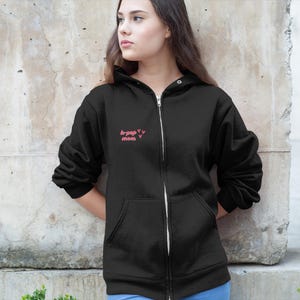 Moletom com capuz e zíper Kpop Mom Gildan, Kpop, Kpop Kawaiiness, União Kpop, Grupo Kpop, adesivos de kpop, porta-cartões de fotos Kpop, K-pop