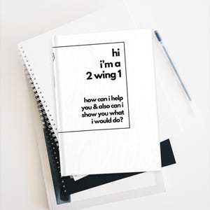 Enneagram 2 vleugel 1 dagboek, grappige stereotypen minimalistisch blanco binnenkant, gepersonaliseerd notitieboekje, cadeau voor enneagram liefhebber twee vleugel één