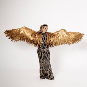 Realistisches gold Flügel Kostüm für Cosplay als große Flügel als Vogel Arm Flügel goldener Feder