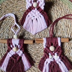 Makramee-Duftdiffusor mit einem Flakon, in den Sie Ihre Lieblingsdüfte einfüllen können. Ideal, um Ihr Auto dezent zu beduften.