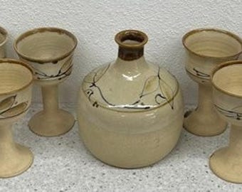 Juego de vino de cerámica vintage de estudio: jarra decantadora y 8 copas de gres hechas a mano.