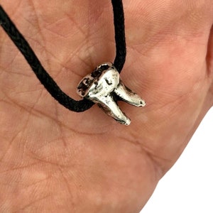 Collier dent de sagesse en argent moulé représentant une dent véritable, étain plaqué argent Blue Bayer Design NYC