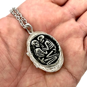 Collar con medallón de esqueletos para amantes, diseño original tallado en Nueva York.