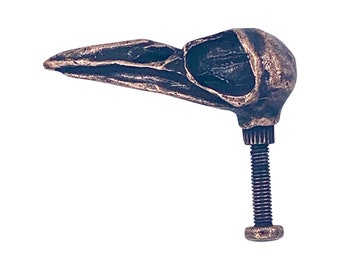 Pomo para armario con diseño de calavera de cuervo fabricado en NYC Cobre bañado en buey Azul Bayer Design NYC