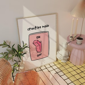 Op de afbeelding: Een roze en witte illustratie van een lichtschakelaar met de woorden "creative mode", "on" en "off" erop gedrukt. De schakelaar staat in de "on" stand.