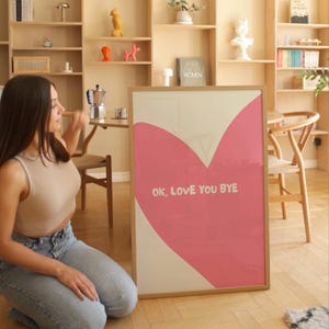 Rosa Ok Love You Hejdå-tryck: Olivia Dean-väggkonst för vardagsrummet (digital nedladdning)