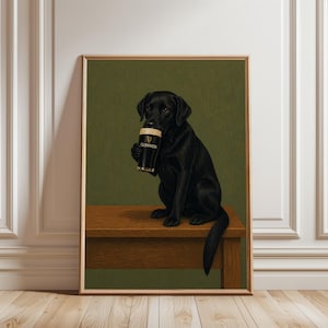 Pu&ograve; includere: Stampa incorniciata con un Labrador Retriever nero che tiene in mano una pinta di Guinness. Il cane &egrave; seduto su una panca di legno su uno sfondo verde. Il bicchiere di Guinness &egrave; tenuto tra le zampe anteriori del cane.