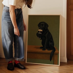 Pu&ograve; includere: Stampa incorniciata raffigurante un Labrador Retriever nero che tiene in mano una pinta di Guinness. Il cane &egrave; seduto su una superficie di legno contro uno sfondo verde. Il bicchiere di Guinness &egrave; nero con scritte bianche.