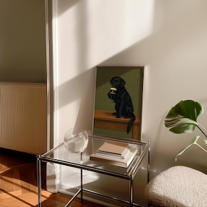 Pu&ograve; includere: Una stampa incorniciata con un Labrador Retriever nero che tiene in mano una pinta di stout. Il cane &egrave; seduto su una panca di legno su uno sfondo verde. La stampa &egrave; su un tavolo di vetro con libri e una ciotola di vetro trasparente.