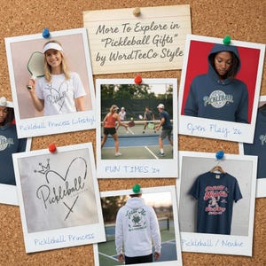 Puede incluir: Un corcho muestra fotos estilo polaroid de ropa con tem&aacute;tica de pickleball. Las im&aacute;genes incluyen una mujer con visera sosteniendo una paleta, una sudadera con capucha con "Open Play '26" y una camiseta con "Pickleball Newbie". El texto en el tablero dice "More To Explore in Pickleball Gifts".