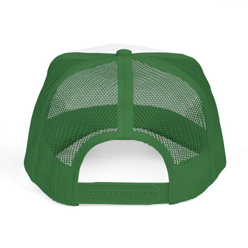 Puede incluir: Gorra de camionero verde y blanca, vista desde atr&aacute;s. La gorra presenta un panel frontal blanco y una parte trasera de malla verde. El cierre de broche ajustable es verde.