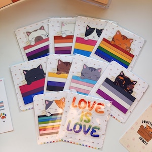 Sticker mignon chat LGBTQ | Stickers Fierté | L'amour est l'amour | Vinyle brillant | Arc-en-ciel de la fierté | Stationnaire | Thème animal de compagnie | Décalcomanies | Sticker kawaii