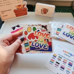 Pack d'autocollants chat LGBTQ Pride |  Lot d'autocollants | L'amour est l'amour | Sticker vinyle brillant | homosexuels, trans, bi, lesbiennes + Rainbow Paw | Papeterie
