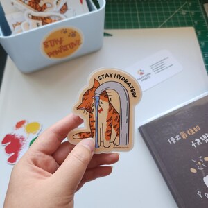 Restez hydraté autocollant | Chat orange mignon | Amoureux des chats | Sticker pour ordinateur portable | Papeterie | Autocollant en vinyle | Sticker humoristique | autocollant drôle | Offrir un cadeau