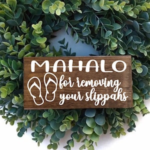 Mahalo For Removing Your Slippahs Sign, Please Remove Shoes Sign, No Shoes Door Sign, Wreath Sign, Wood Sign, New Home Gift, Entryway Sign