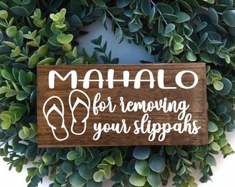 Mahalo For Removing Your Slippahs Sign, Please Remove Shoes Sign, No Shoes Door Sign, Wreath Sign, Wood Sign, New Home Gift, Entryway Sign