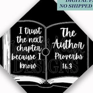 Puede incluir: Topper para gorro de graduación imprimible con fondo negro y texto blanco. El texto dice "I trust the next chapter because I know The Author Proverbs 16:3". El texto se muestra en un libro abierto con las páginas vueltas hacia arriba. El topper está disponible en dos tamaños: 8,5 pulgadas por 8,5 pulgadas y 9,5 pulgadas por 9,5 pulgadas.