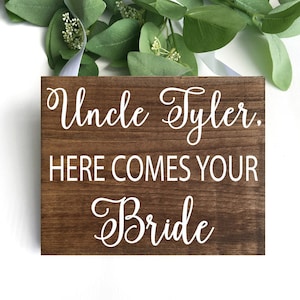 Bord Uncle Here Comes Your Bride: houten bruiloftsdecor