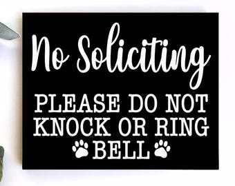 Panneau d'interdiction de sollicitation : veuillez ne pas frapper ni sonner de cloche - accent couronne
