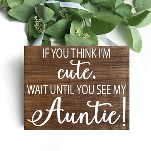 "Wenn du denkst, ich bin süß, ""Wait Bis You See My Auntie"", Ringträgerschild aus Holz, Blumenmädchen, rustikales Hochzeitsschild, Kalligraphieschild."