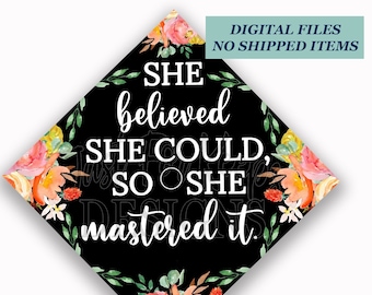 Può includere: Topper per cappello di laurea stampabile con sfondo nero e design floreale. Il testo recita "Credeva di potercela fare, quindi l'ha fatto".