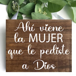 Ahí viene la mujer que le pediste a Dios, Sinal de portador de anel de madeira, Sinal de casamento espanhol, Letreros De Boda, Sinal de florista, Signo De Madera