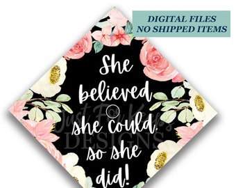 Può includere: Topper per cappello di laurea stampabile con sfondo nero e design floreale. Il testo recita "She believed she could so she did!" ed è in bianco. Il topper è disponibile in due dimensioni: 8,5 pollici per 8,5 pollici e 9,5 pollici per 9,5 pollici.