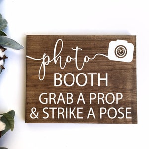 Letrero de madera para fotomatón: toma un accesorio y posa