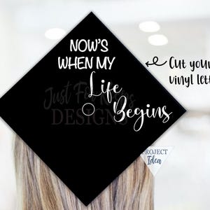 以下が含まれることがあります： 「Now's When My Life Begins」の白い文字が入った黒い卒業キャップ。画像には「Cut your own vinyl lettering」という言葉と、SVG、DXF、EPS、PNG、JPGのファイルタイプのリストも含まれています。
