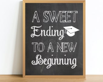 Puede incluir: Una pizarra negra con un marco blanco, con el texto "A Sweet Ending To A New Beginning" en una fuente manuscrita. Un icono de gorro de graduación blanco está incluido en el texto. La pizarra está sobre una superficie de madera.