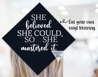 Può includere: Un cappello di laurea nero con il testo "SHE believed SHE COULD, SO SHE mastered it." in lettere bianche. Il testo "Cut your own vinyl lettering." è incluso anche nell'immagine.