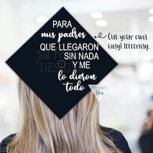 May include: A black square design with white text that reads "PARA mis padres QUE LLEGARON SIN NADA Y ME lo dieron todo." The image also includes the words "Cut your own vinyl lettering."