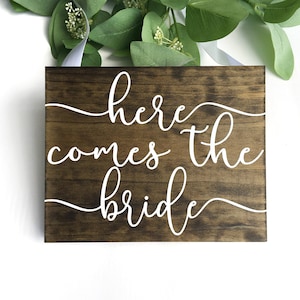 Bord Here Comes The Bride: trouwdecoratie ringdrager