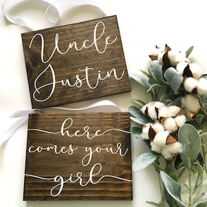 Rustiek gebeitste houten trouwborden: Here Comes Your Girl, set van 2