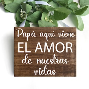 Papá aquí viene el amor de nuestras vidas, Signo portador de anillo de madera, Signo de boda español, Letreros De Boda, Signo De Madera, Pajes Boda