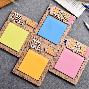 Gepersonaliseerde notitiehouder voor leraren: bureau-organizer van gegraveerd hout