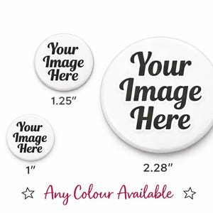 Könnte beinhalten: Drei weiße runde Buttons mit dem Text "Your Image Here" in schwarzer Schrift. Die Buttons haben einen Durchmesser von 2,54 cm, 3,18 cm und 5,79 cm. Der Text "Any Colour Available" steht darunter.