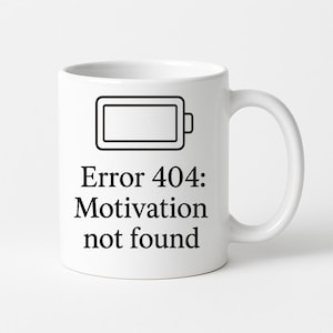 Op de afbeelding: Witte keramische mok met een zwarte afbeelding van een batterijpictogram en de tekst "Error 404: Motivation not found". De mok heeft een gebogen handvat en een eenvoudig, strak ontwerp.