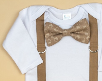 Fluga och strumpebandshållare. Höstfluga för babypojke, mockabruna strumpebandshållare. Elegant och snygg Thanksgiving-outfit. Höstfotooutfit