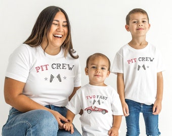 Zwei schnelle Familien-Shirts zum 2. Geburtstag, rotes Rennauto-Thema, Mutter des Geburtstagskindes, Renn-Geburtstags-Shirt, Vintage-Rennauto, Boxencrew