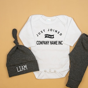 Regalo para bebé de compañero de trabajo, atuendo para recién incorporado al equipo, nombre de empresa personalizado, baby shower de oficina, atuendo personalizado para volver a casa, niño o niña recién nacido