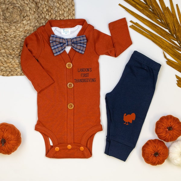 Première tenue de Thanksgiving pour bébé garçon. Body cardigan pour bébé avec nœud papillon. Garçon nouveau-né. Vêtements de Thanksgiving. Personnalisé, personnalisé, nom