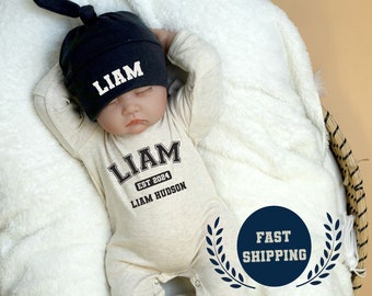 Baby Junge nach Hause kommen Outfit, personalisierte Haferflocken Strampler mit schwarzen Hut, Jahrgang Collegiate Varsity hergestellt Jahr, erster mittlerer Name