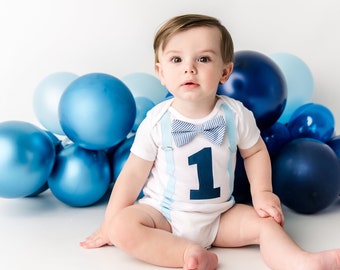 Ensemble 1er anniversaire de bébé garçon en bleu marine. Tenue Cake Smash. Chemise premier anniversaire pour garçon. Prénom personnalisé personnalisé. Nœud papillon et porte-jarretelles.