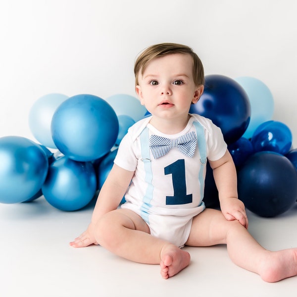 Ensemble 1er anniversaire de bébé garçon en bleu marine. Tenue Cake Smash. Chemise premier anniversaire pour garçon. Prénom personnalisé personnalisé. Nœud papillon et porte-jarretelles.