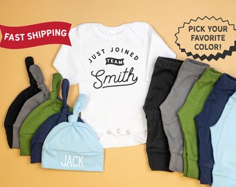 Conjunto para bebé recién nacido, recién llegado al equipo, nombre personalizado, nombre y apellido personalizados, azul, verde oliva, gris y negro.