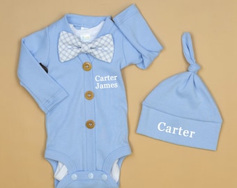 Personalisierte Baby-Jungen-Kleidung. Coming Home Outfit mit Fliege. Neugeborener Junge auf dem Heimweg. LIGHT BLUE Strickjacke Bodysuit. Personalisiert.