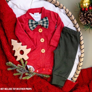 Outfit kersttrui babyjongen. Gemêleerd rood en bosgroen strikvest met broek. Pasgeboren vlinderdas. Klassiek. Eerste kerst
