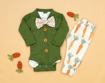 Oster Outfit für Baby Boy. Karotte Fliege. Baby Karotten Hose. Gediegenes Gentleman Dress Outfit für Neugeborene Jungen. Olivegrün Baby Strickjacke.